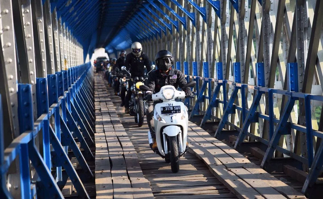 Piaggio simPATI Motorbaik Adventure 2016