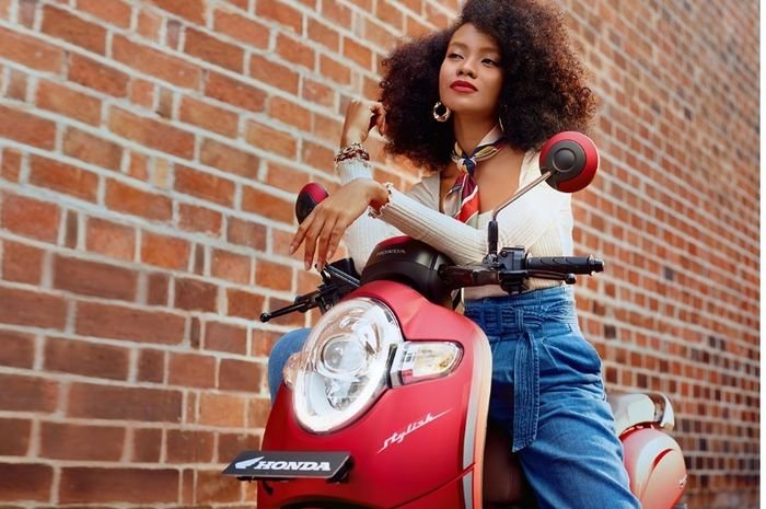 scoopy stylish matte red 2018 photography