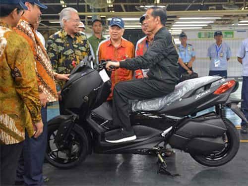 Presiden Jokowi Naik Xmax di Pabrik Yamaha