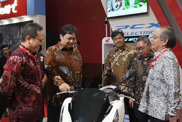 IIMS 2019 - Menteri Perindustrian Airlangga Hartarto di booth Honda