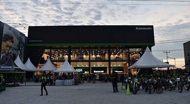 Showroom Kawasaki di Pekanbaru - Plaza Greentech