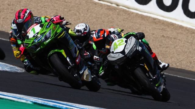 Aksi Pembalap di Sirkuit Jerez - WorldSSP300 2019