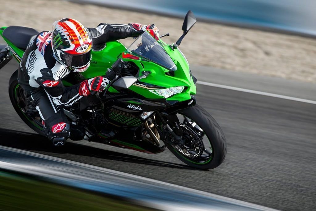 Kawasaki Ninja ZX25R 4 silinder racing on track