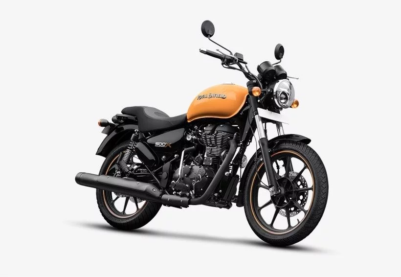Royal Enfield Meteor 350 orange dengan latar belakang putih