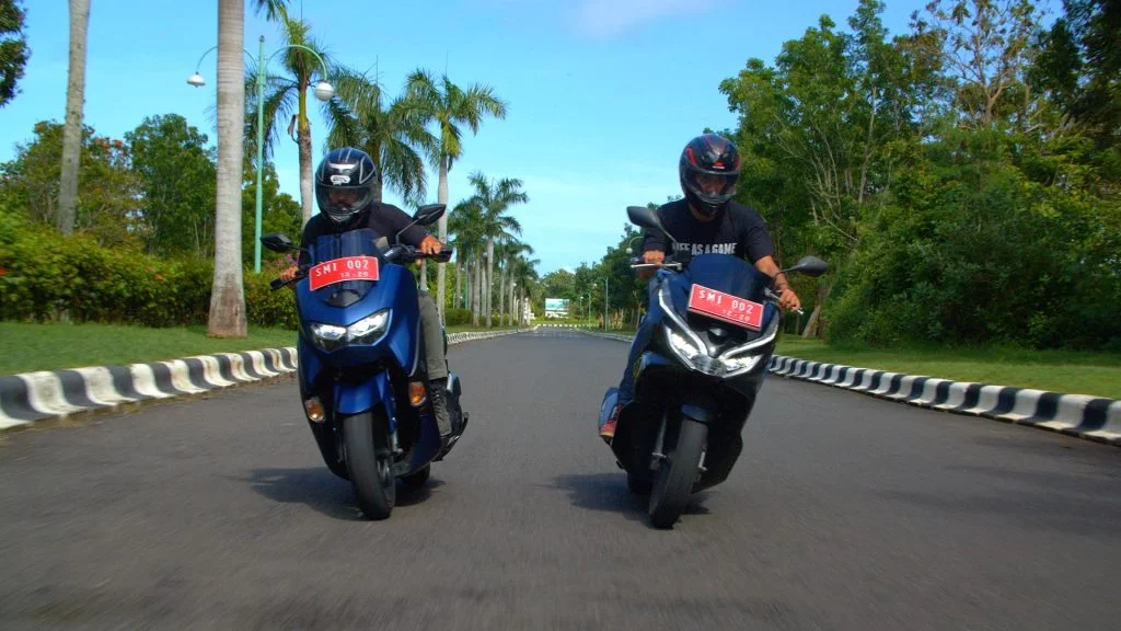 pcx dan nmax mengemudi di jalan raya