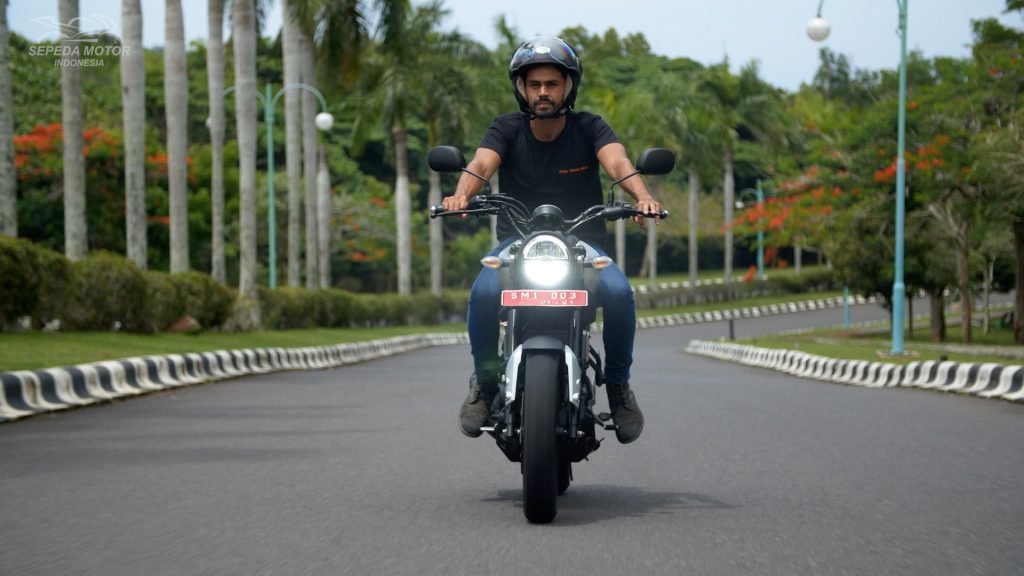 yamaha xsr 155 di jalan