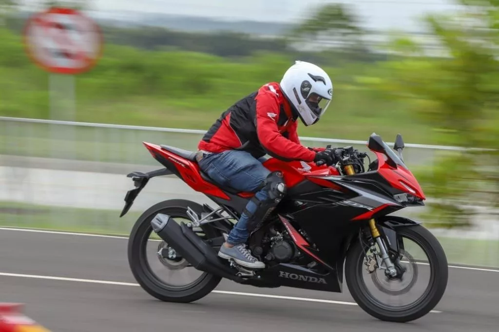 Tips berkendara di masa pandemi