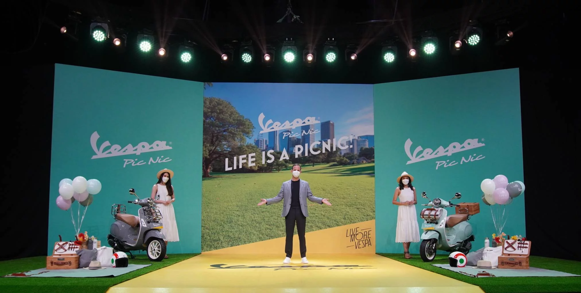 Vespa primavera picnic edition