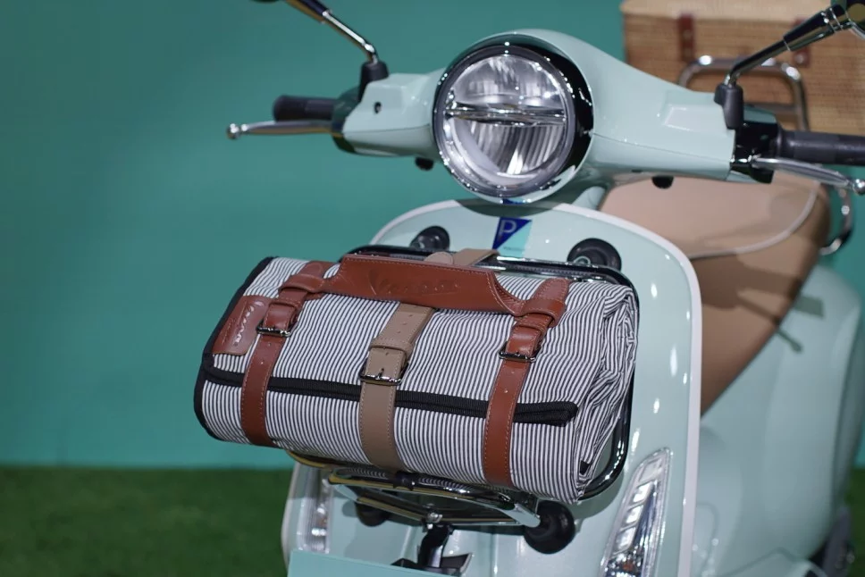 Vespa picnic green relax