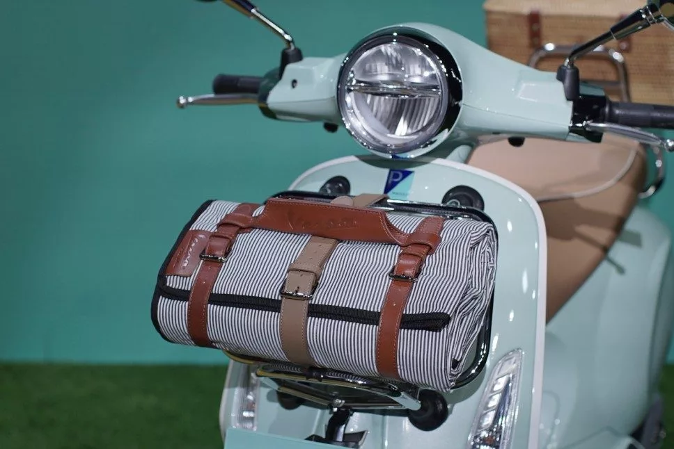 Vespa picnic green relax
