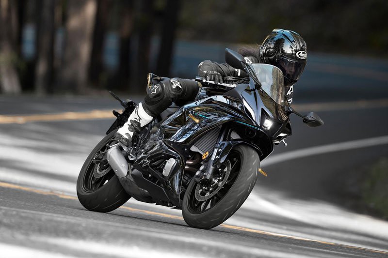 YAMAHA R7