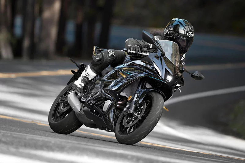 YAMAHA R7