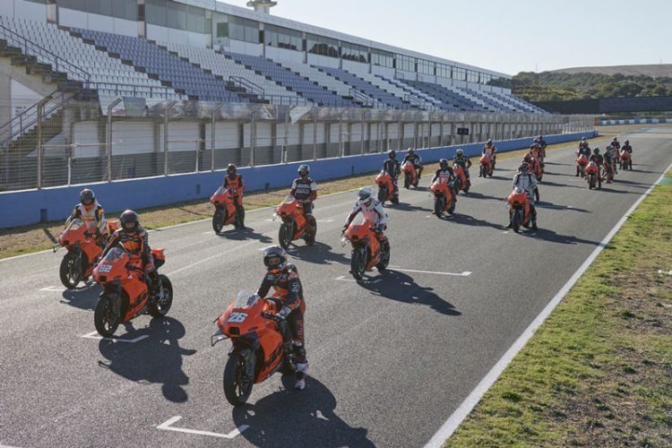 Motor Balap KTM RC 8C